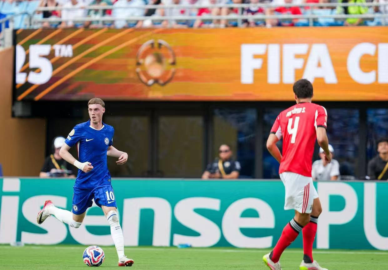 九游专业手游下载切尔西后卫神勇救险，助球队成功保级，通过类型游戏女人很多.