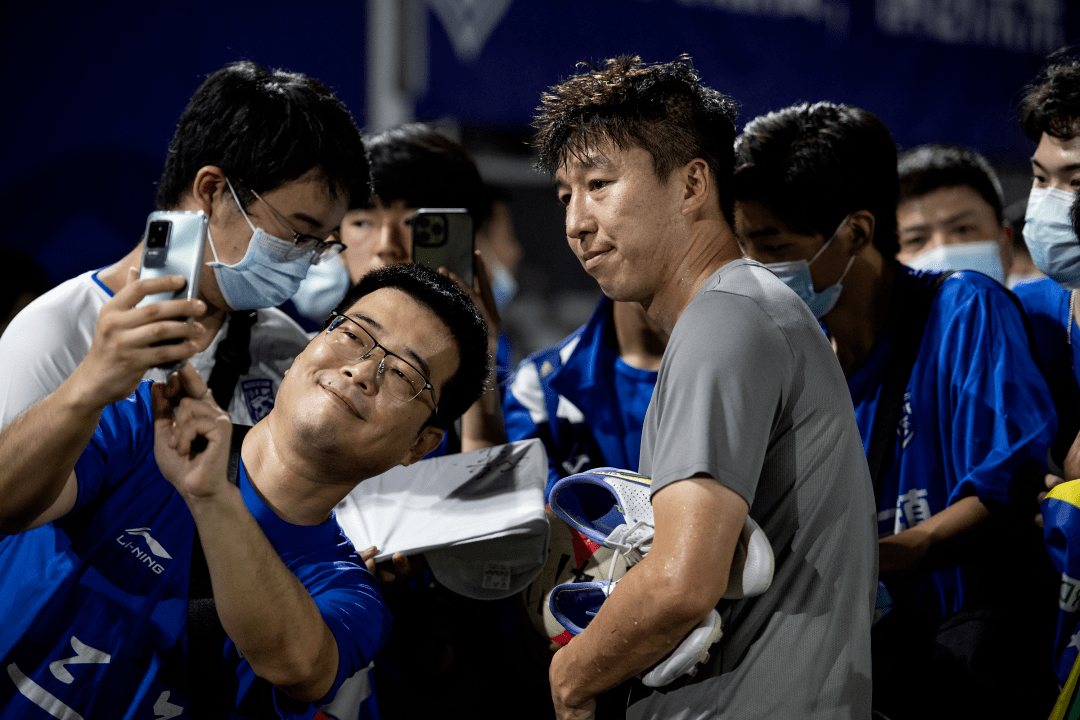 武汉三镇训练开放日，转会期临场应变引欢呼，社区盾在即，球探报告显示潜力的简单介绍